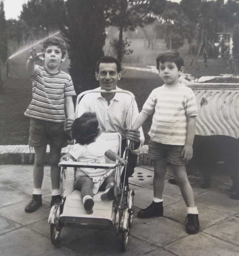 Giovanni, papà Fabrizio, Vittorio e Domizia, maggio 1960
