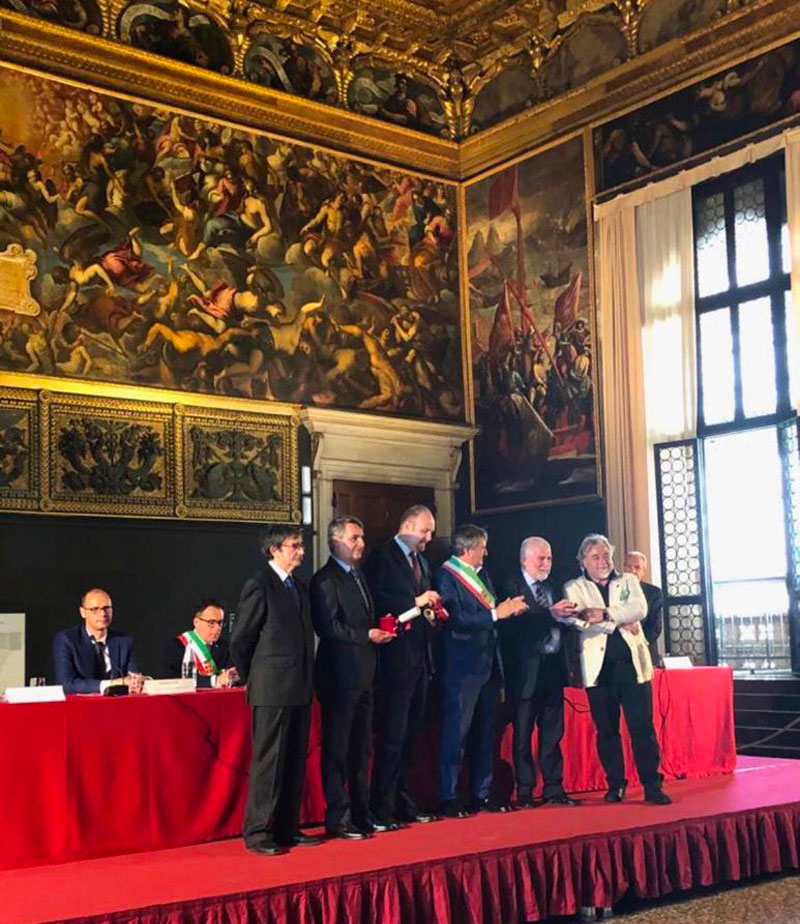 Come Presidente di AIL Venezia, il 1 giugno 2019 alla Sala dello Scrutinio di Palazzo Ducale, ricevo il prestigioso riconoscimento dell’«Osella d’Oro» dal Comune di Venezia