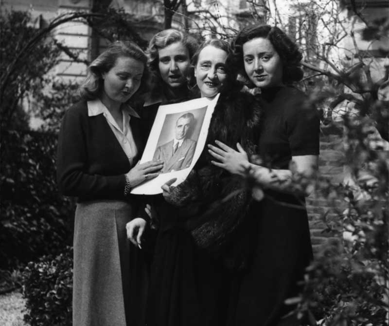 Lyda Borelli con le figlie Mynna, Ylda e Yana e la foto di Vittorio Cini