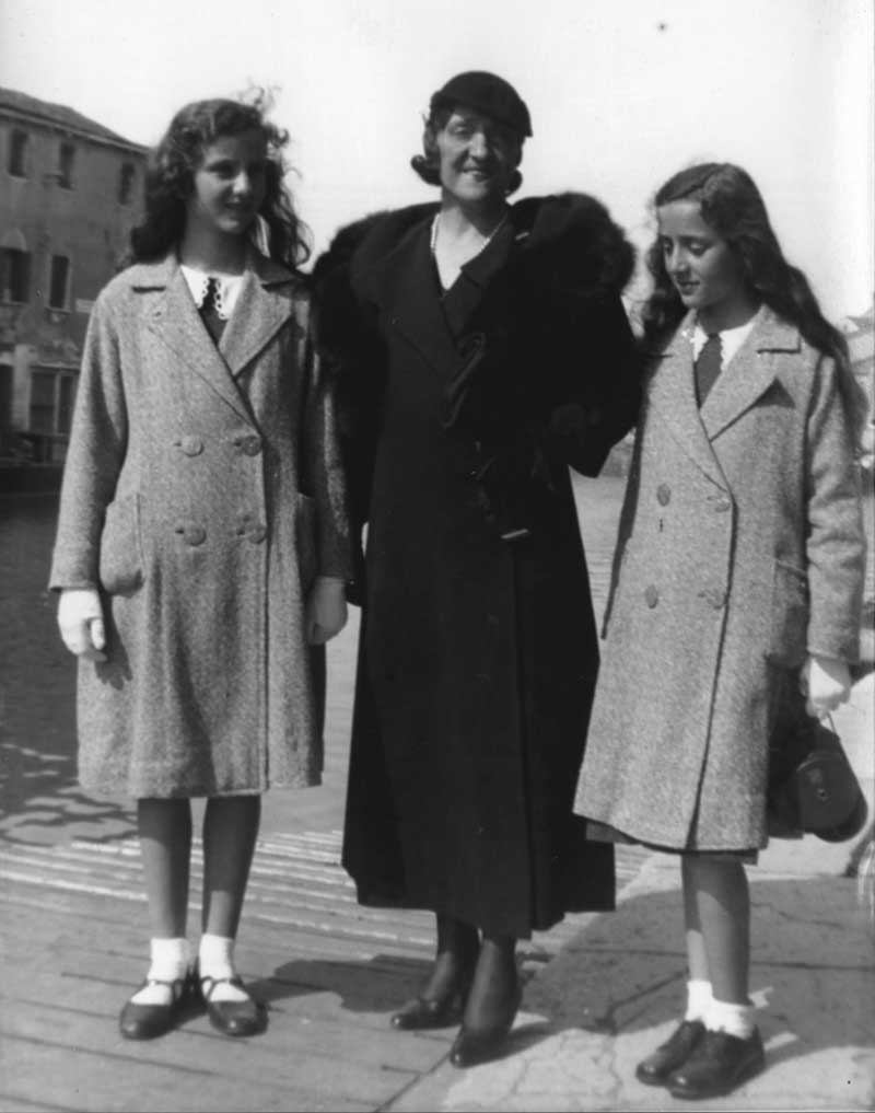 Lyda Borelli con le gemelle Ylda e Yana Cini